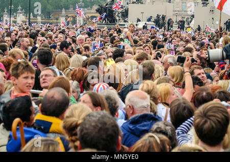 Mariage Royal. Des foules immenses essayer de serrer dans l'espace à Buckingham Palace autour de Victoria Memorial pour attraper un aperçu de William et Kate Banque D'Images