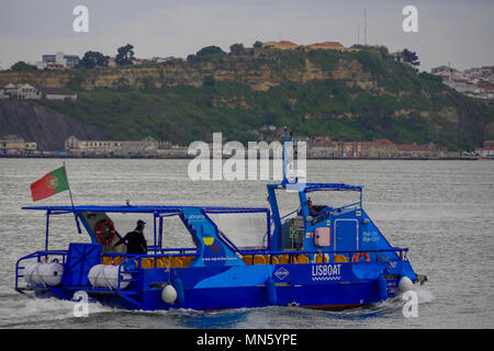 Hop on-Hop off bateau touristique sur la rivière Tage, quartier de Belém, Lisbonne, Portugal Banque D'Images