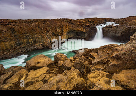 Chute d'Aldeyjarfoss dans les hautes terres d'Islande Banque D'Images