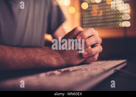 Les mains et le clavier de l'ordinateur, nerveux, homme d'affaires en attente d'une réponse par courriel auprès de partenaires commerciaux, faible clé avec selective focus Banque D'Images