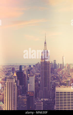 New York City skyline at sunset avec filtre vintage Banque D'Images