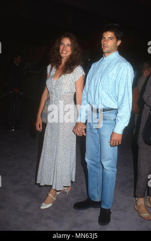 LOS ANGELES, CA - 7 août : (L-R) L'actrice Mimi Rogers et mari producteur Chris Ciaffa assister à premiere de "femmes & Hommes : Histoires de séduction" à la Directors Guild of America le 7 août 1990 à Los Angeles, Californie. Photo de Barry King/Alamy Stock Photo Banque D'Images