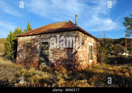 La fin de l'après-midi d'automne à l'échelle d'une ombre abandonnée maison en pierre dans la ville de Route 66 Cuervo, Nouveau Mexique. Banque D'Images