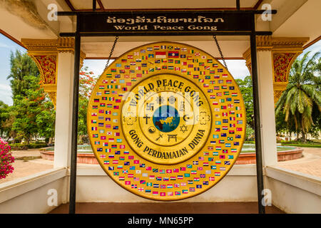 World Peace Gong dans Parc Patuxai, Vientiane, Laos Banque D'Images