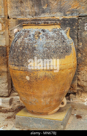 Un gigantesque Minoenne (ch. 2200BC-1100BC) vase, restauré et affichée à l'archéologique de Phaistos, en Crète. Pot est d'environ six pieds de haut. Les Minoens étaient Banque D'Images