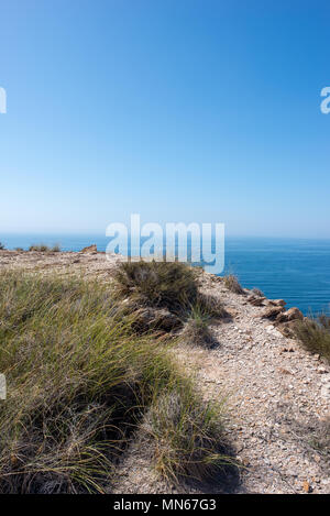 La mer à Calabardina sous le ciel bleu, Murcia, Espagne Banque D'Images