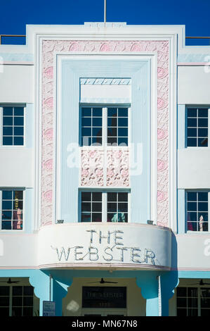 Miami, USA - vers janvier 2018, libre de couleur typique de l'architecture Art Déco Hotel Webster sur Collins Avenue à South Beach Banque D'Images