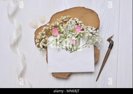Plume calligraphique une enveloppe avec des fleurs rose et une lettre Banque D'Images