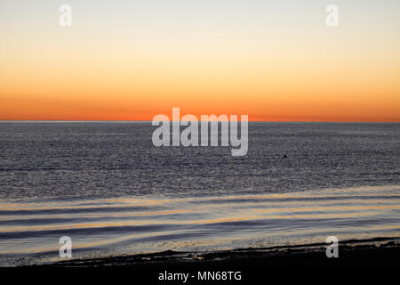 Lever du soleil sur la côte est de l'Argentine, à Puerto Madryn, Province de Chubut, en Argentine, en Patagonie. Banque D'Images