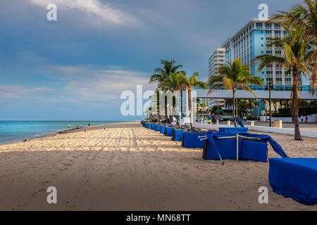 Début de soirée sur la plage de Fort Lauderdale - environ une heure avant le prochain orage a roulé par. Banque D'Images