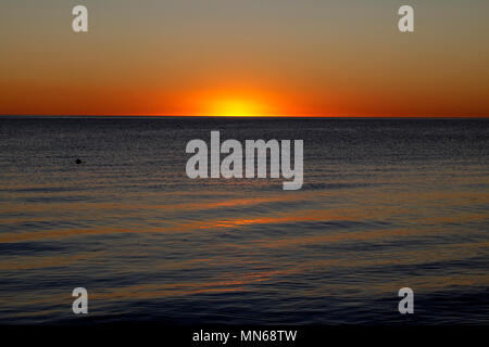 Lever du soleil sur la côte est de l'Argentine, à Puerto Madryn, Province de Chubut, en Argentine, en Patagonie. Banque D'Images