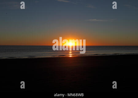 Lever du soleil sur la côte est de l'Argentine, à Puerto Madryn, Province de Chubut, en Argentine, en Patagonie. Banque D'Images