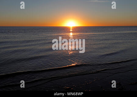 Lever du soleil sur la côte est de l'Argentine, à Puerto Madryn, Province de Chubut, en Argentine, en Patagonie. Banque D'Images