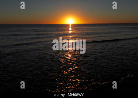 Lever du soleil sur la côte est de l'Argentine, à Puerto Madryn, Province de Chubut, en Argentine, en Patagonie. Banque D'Images