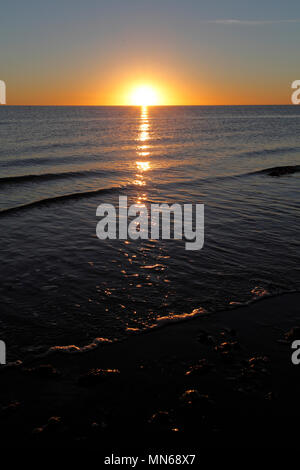 Lever du soleil sur la côte est de l'Argentine, à Puerto Madryn, Province de Chubut, en Argentine, en Patagonie. Banque D'Images