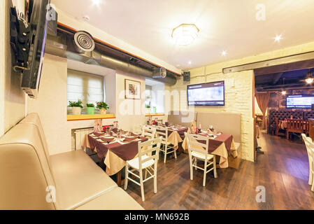 Moscou - AOÛT 2014 : l'intérieur de la 'HTIRBEERLITZ bar bière'. Hall avec tables beige équipé avec ventilation plafond Banque D'Images