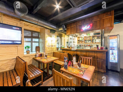 Moscou - AOÛT 2014 : l'intérieur de la 'HTIRBEERLITZ bar bière'. Bar hall avec des meubles en bois et comptoir de bar en bois Banque D'Images