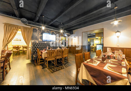 Moscou - AOÛT 2014 : l'intérieur de la 'HTIRBEERLITZ bar bière'. Bar hall avec des meubles en bois Banque D'Images