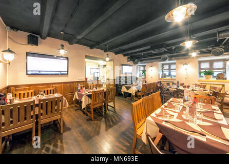 Moscou - AOÛT 2014 : l'intérieur de la 'HTIRBEERLITZ bar bière'. Bar hall avec des meubles en bois Banque D'Images