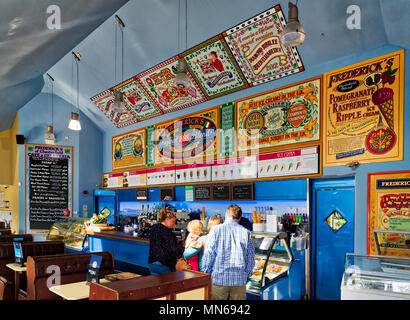 À l'intérieur de Frederick's de Chesterfield Cafe à Queens Park, Chesterfield, Derbyshire Banque D'Images