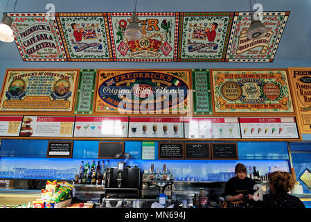 À l'intérieur de Frederick's de Chesterfield Cafe à Queens Park, Chesterfield, Derbyshire Banque D'Images