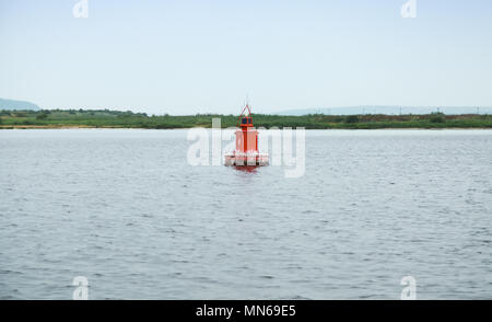 Bouée de navigation rouge flottant sur l'eau de mer encore. Varna, Bulgarie Banque D'Images
