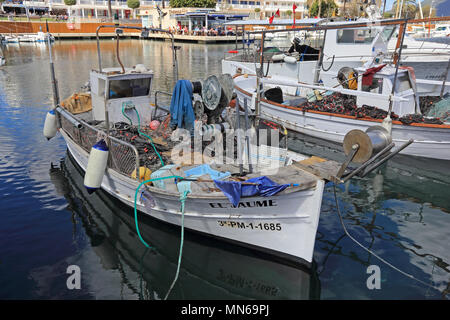 La pêche traditionnelle des bateaux amarrés au port de Cala Bona, Majorque Banque D'Images