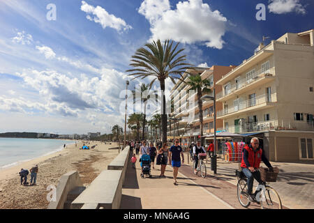 Plage adjacente à Paseo Juan Llinas, Cala Millor, Majorque Banque D'Images