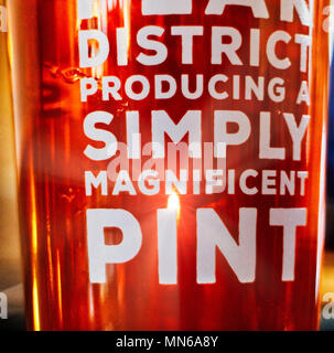 Rayons de soleil brillant à travers une pinte de bière sur une table. Le pub est le Peacock Inn de Bakewell et la bière est brassée localement. Banque D'Images