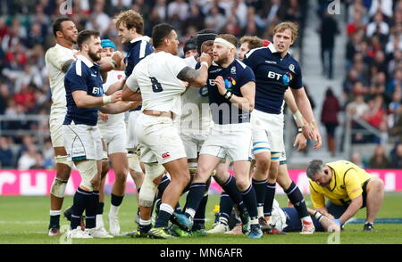 Londres, ANGLETERRE - 11 mars : l'Écosse coéquipiers obtenir très sévère avec Nathan Hughs de l'Angleterre sur un lourd attaquer alors que l'Angleterre Courtney Lawes renouvelle son conflit avec Richie Gray, de l'Ecosse pendant le match entre l'Angleterre v Ecosse RBS Six Nations tournoi au stade de Twickenham le 11 mars 2017 à Londres, en Angleterre. Banque D'Images