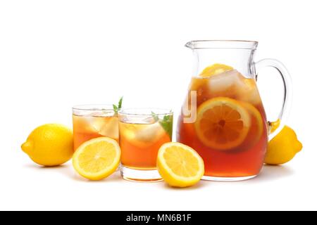 Pichet de thé glacé avec deux verres et citrons isolé sur fond blanc Banque D'Images