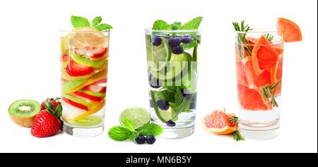 Trois types d'eau perfusée de fruits dans des verres isolés sur fond blanc Banque D'Images