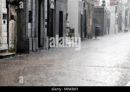 Orage à La Recoleta Cemetery, Cementerio de la Recoleta, Buenos Aires, Argentine, tombes ou fosses communes. Banque D'Images