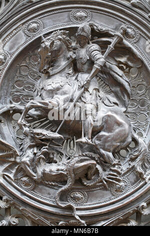 Un clapet de Saint Georges terrassant un dragon sur la porte d'un tombeau dans le cimetière de Recoleta, Buenos Aires, Argentine. Banque D'Images