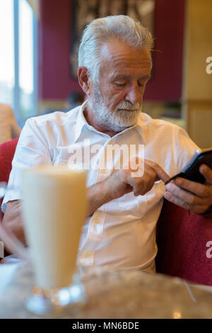 Handsome senior man relaxing touristiques à l'intérieur du café Banque D'Images