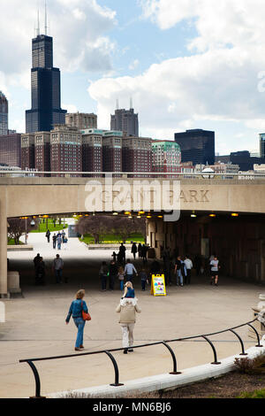 Les gens marchent le long d'une piste cyclable à Grant Park, le long du lac Michigan, Chicago, Illinois sur un jour nuageux ciel bleu Banque D'Images