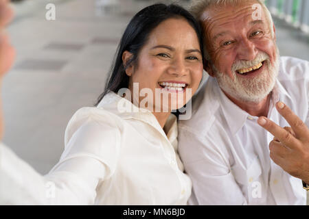 Multi-ethnic couple mature et heureux dans l'amour tout en explorant les Banque D'Images