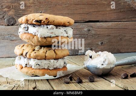 Glace maison sandwiches avec écope contre un arrière-plan en bois rustique Banque D'Images