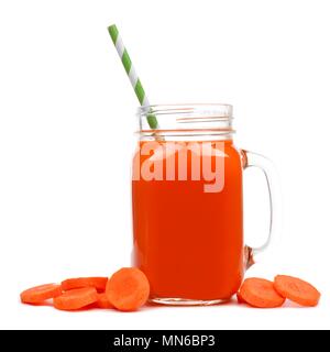 Pot Mason verre de jus de carottes avec de la paille et les tranches de carotte isolé sur fond blanc Banque D'Images