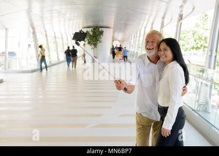 Multi-ethnic couple mature et heureux dans l'amour tout en explorant les Banque D'Images