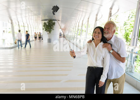 Multi-ethnic couple mature et heureux dans l'amour tout en explorant les Banque D'Images