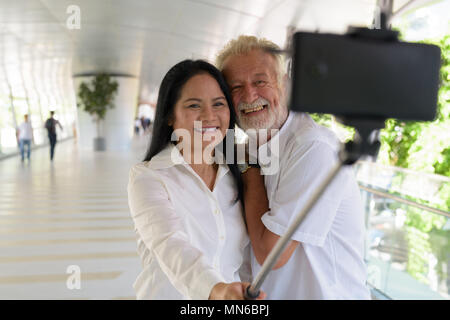 Multi-ethnic couple mature et heureux dans l'amour tout en explorant les Banque D'Images