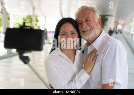 Multi-ethnic couple mature et heureux dans l'amour tout en explorant les Banque D'Images