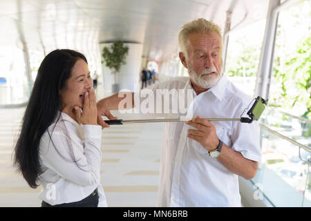 Multi-ethnic couple mature et heureux dans l'amour tout en explorant les Banque D'Images