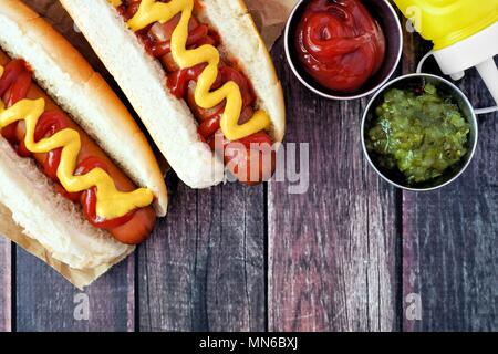 Hot dog avec de la moutarde et du ketchup, Close up scène frais généraux sur un fond de bois rustique Banque D'Images