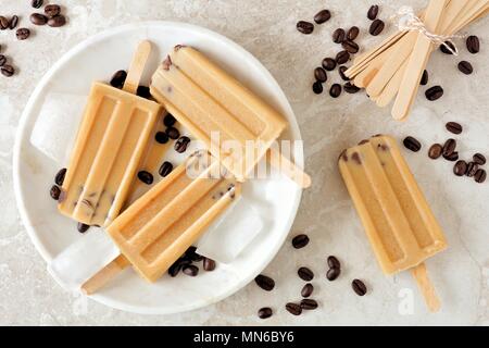 Le café et le chocolat les popsicles vue ci-dessus en plaque blanche contre un arrière-plan en marbre Banque D'Images