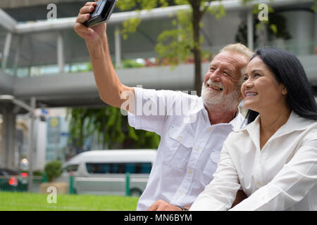 Multi-ethnic couple mature et heureux dans l'amour tout en explorant les Banque D'Images