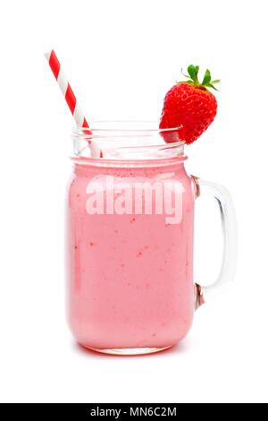 Smoothie aux fraises rose dans un pot Mason avec de la paille de verre isolé sur blanc Banque D'Images