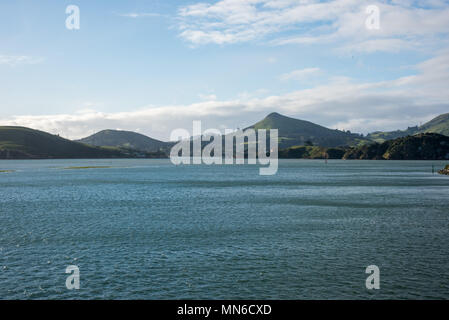 Superbe paysage de montagne naturel dans la péninsule d'Otago sous un ciel bleu avec des nuages à Dunedin, Nouvelle-Zélande Banque D'Images