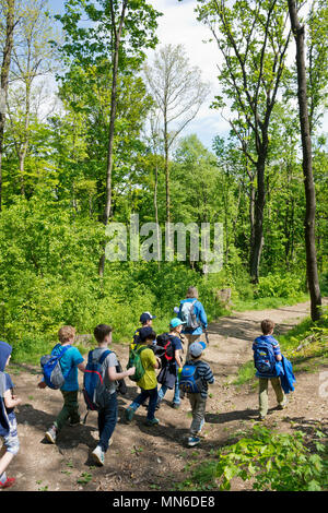 Vienne, Autriche - Avril 2018 : classe d'école, lors d'un voyage dans la forêt de bois de Vienne. Les enfants jouissent de l'extérieur sur une journée de printemps ensoleillée. Banque D'Images